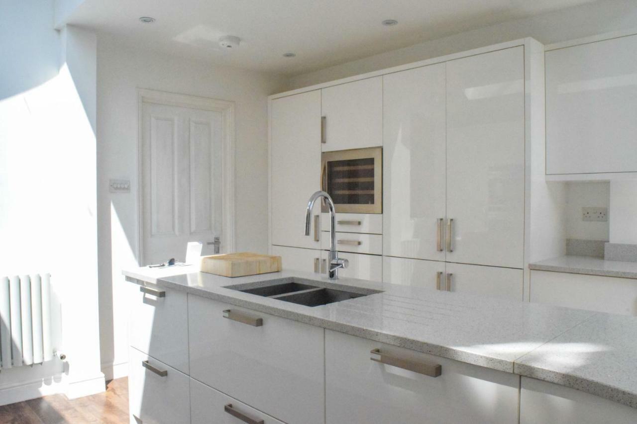 3 Bedroom Family House With A Superb Kitchen And Garden Лондон Экстерьер фото
