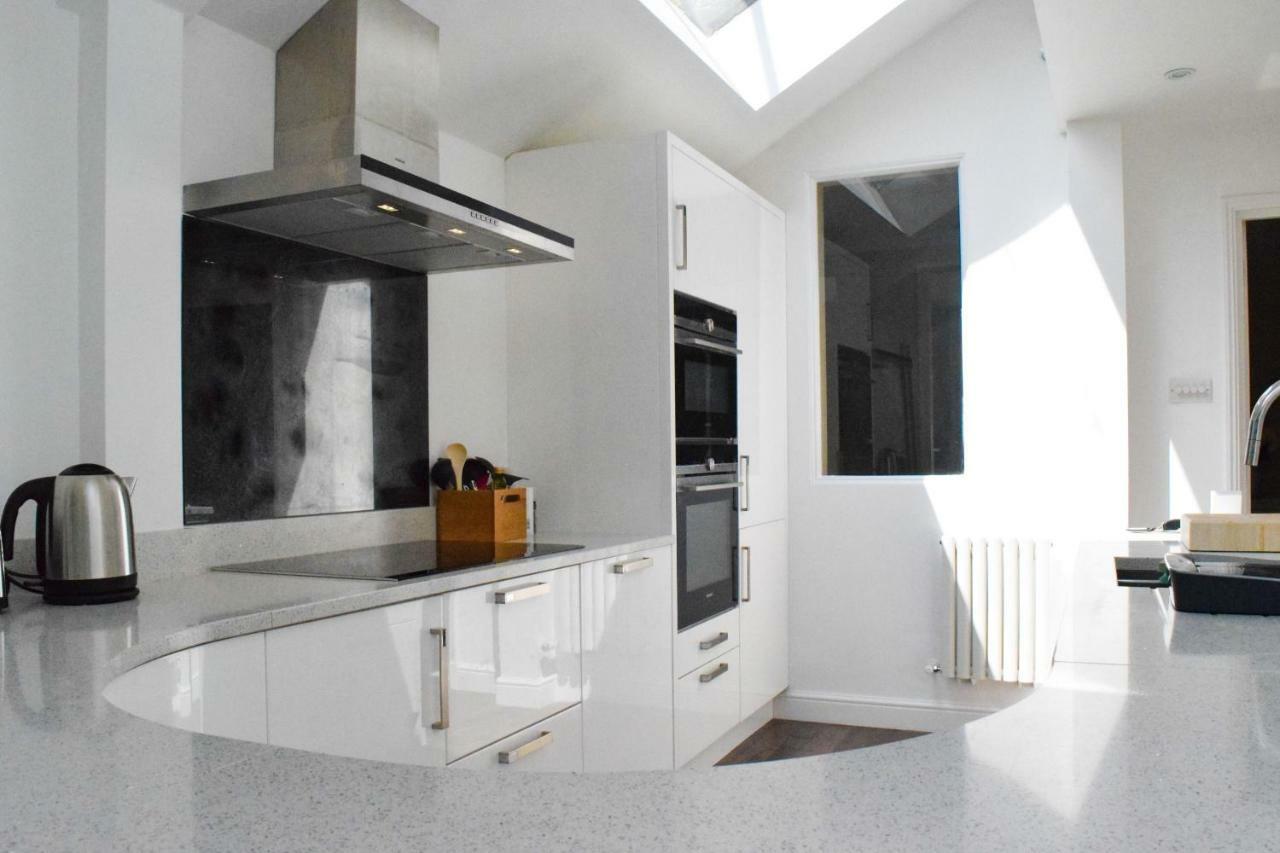 3 Bedroom Family House With A Superb Kitchen And Garden Лондон Экстерьер фото