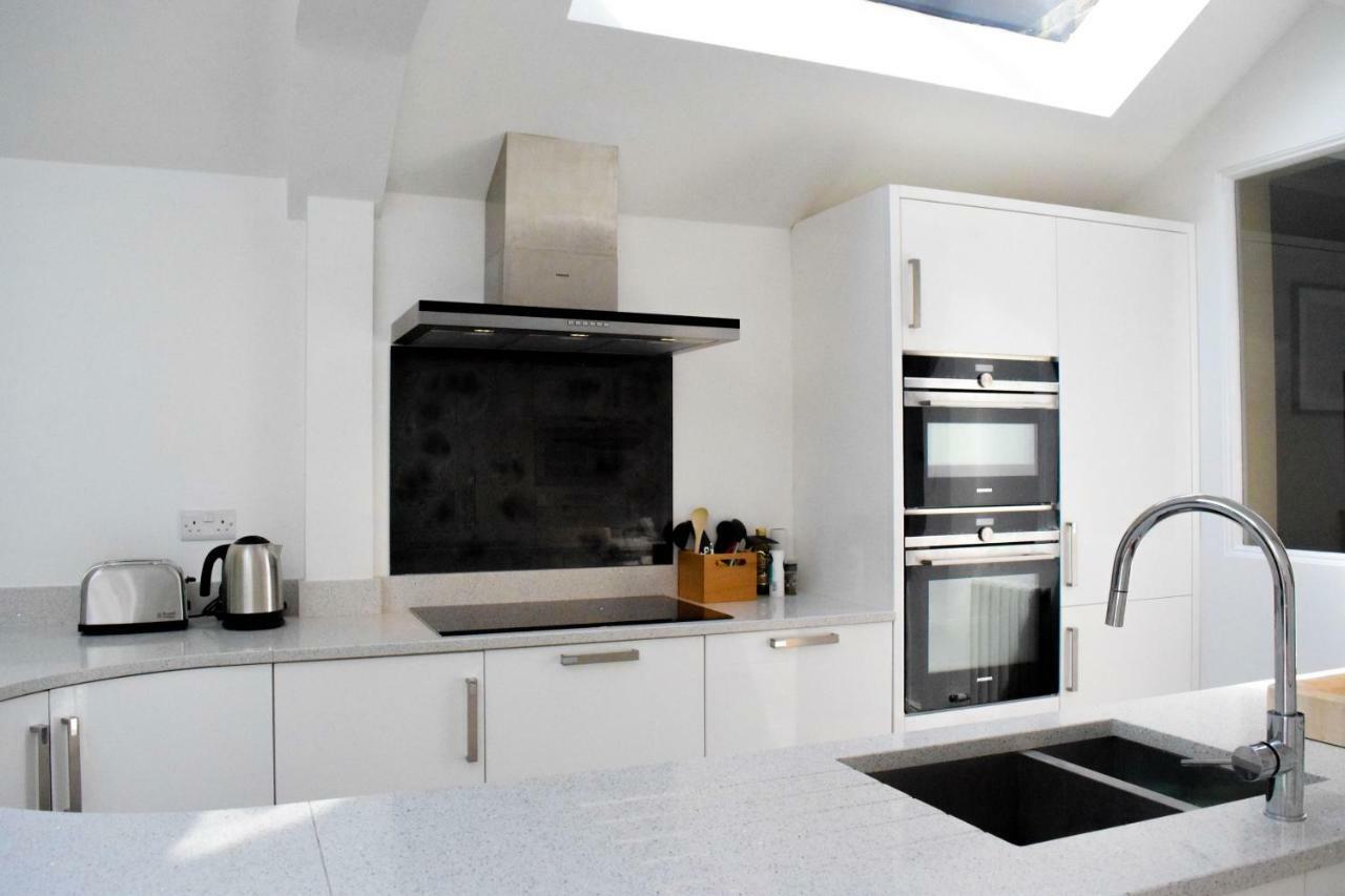 3 Bedroom Family House With A Superb Kitchen And Garden Лондон Экстерьер фото
